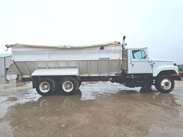 Image of International S2500 equipment image 4