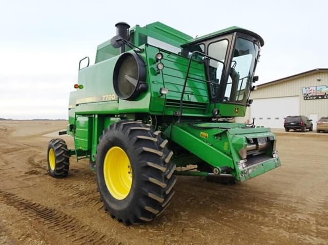 Image of John Deere 7720 Titan II equipment image 4