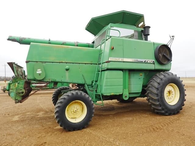 Image of John Deere 7720 Titan II equipment image 3