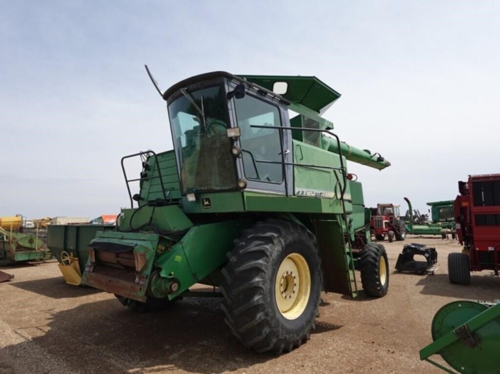 1988 John Deere 7720 Titan II Equipment Image0