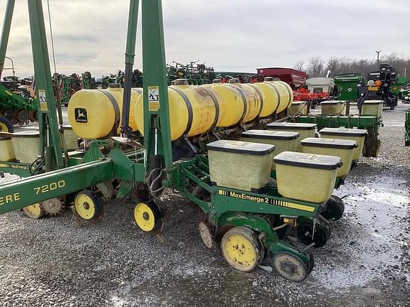 Image of John Deere 7200 equipment image 1