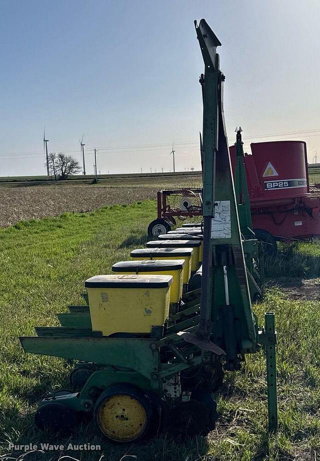 Image of John Deere 7300 equipment image 1