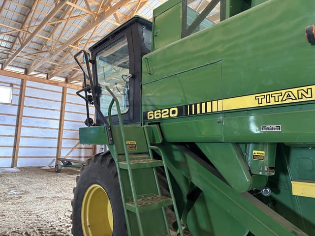 Image of John Deere 7720 Titan II equipment image 2