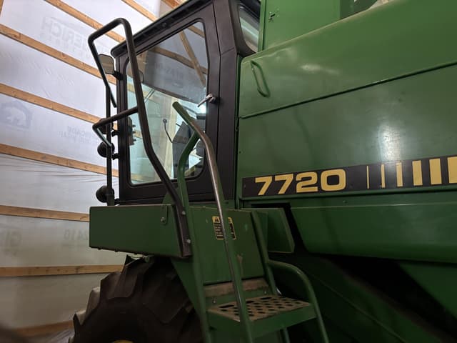 Image of John Deere 7720 Titan II equipment image 3