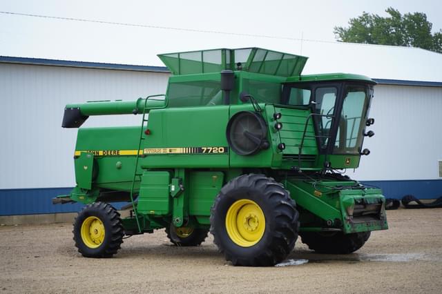 Image of John Deere 7720 Titan II equipment image 2