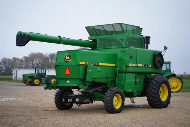 Image of John Deere 7720 Titan II equipment image 4