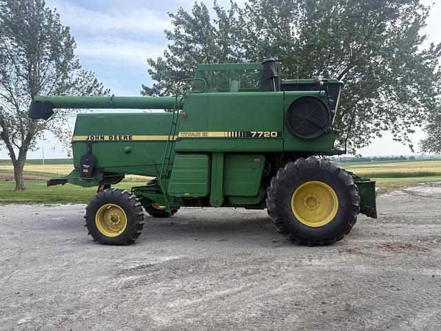 Image of John Deere 7720 Titan II equipment image 2