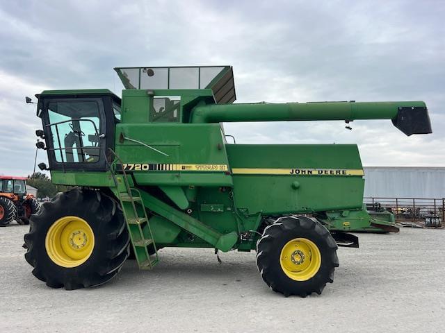 Image of John Deere 7720 Titan II equipment image 2