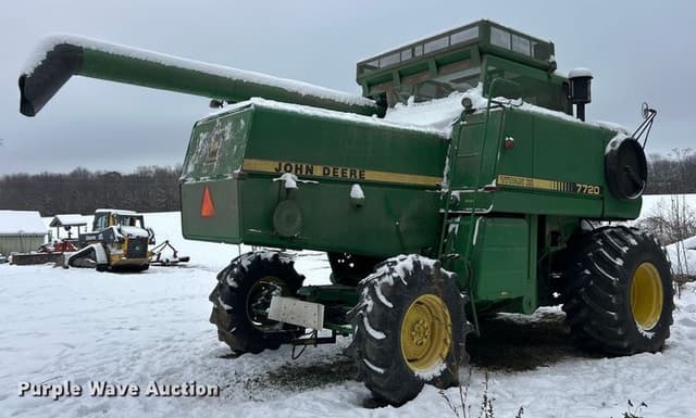 Image of John Deere 7720 Titan II equipment image 4