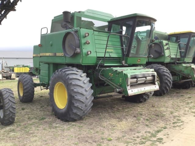Image of John Deere 8820 equipment image 1