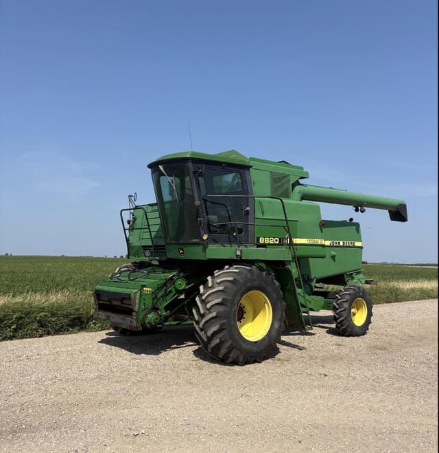 Image of John Deere 8820 Titan II equipment image 3