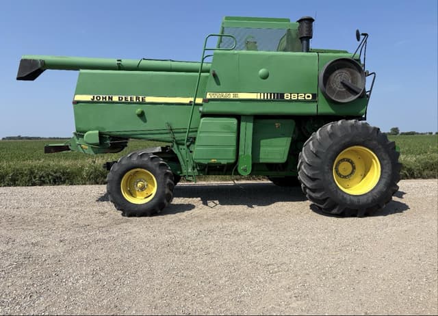 Image of John Deere 8820 Titan II equipment image 4