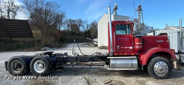 Image of Kenworth W9 equipment image 3