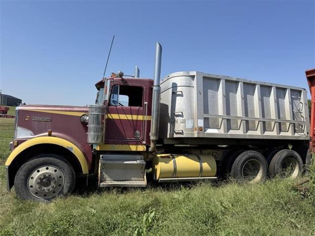 Image of Kenworth W900B equipment image 1