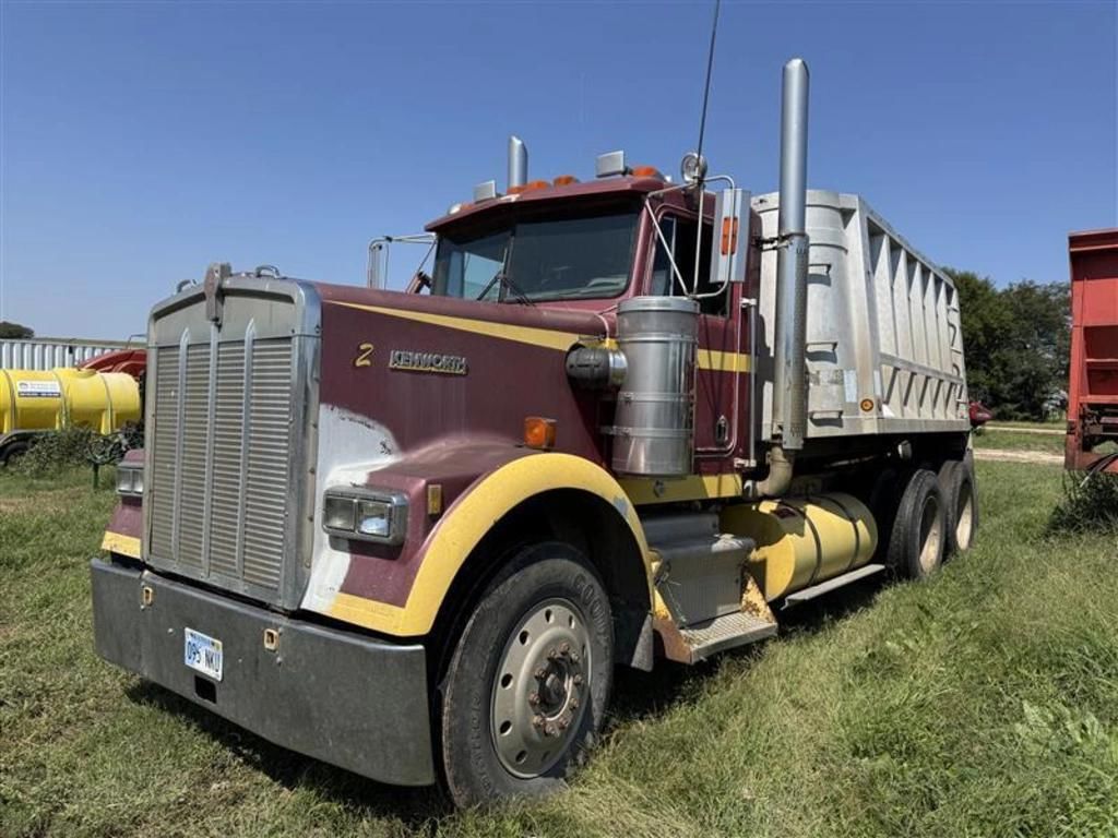 1988 Kenworth W900B Equipment Image0