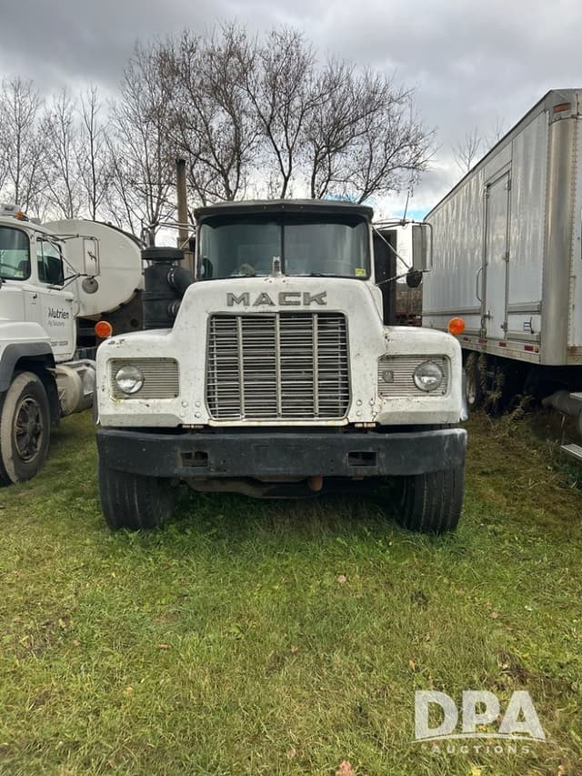Image of Mack 686 equipment image 1