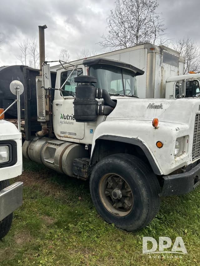 Image of Mack 686 equipment image 2