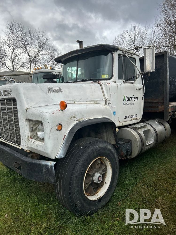 1988 Mack 686 Equipment Image0