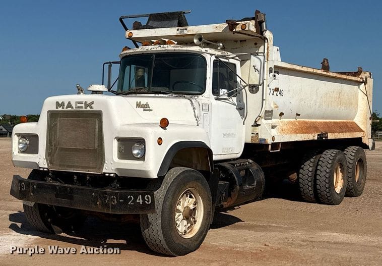 1988 Mack DM690S Equipment Image0