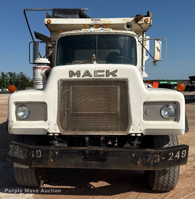 Image of Mack DM690S equipment image 1
