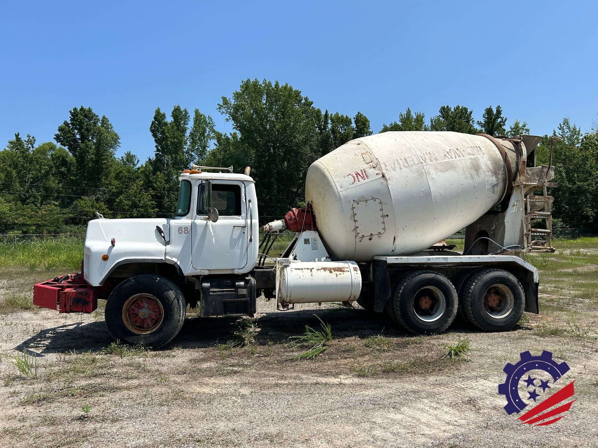 1988 Mack DM690S Equipment Image0