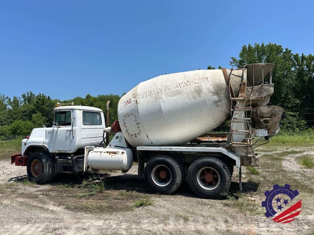 Image of Mack DM690S equipment image 3