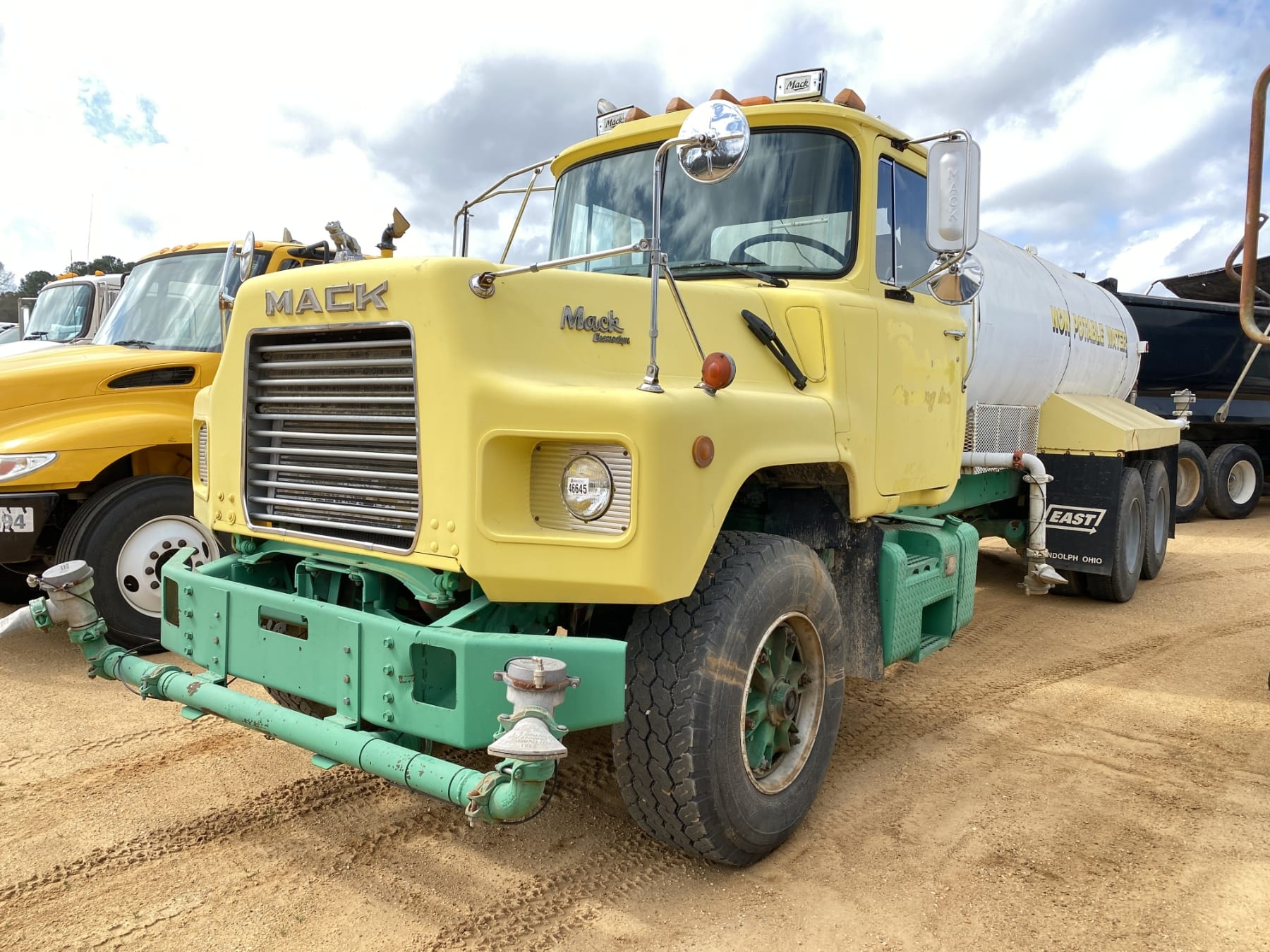 1988 Mack DM690S Equipment Image0