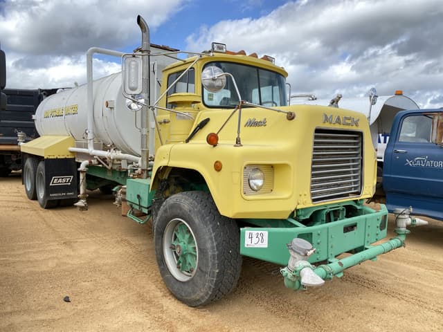 Image of Mack DM690S equipment image 3