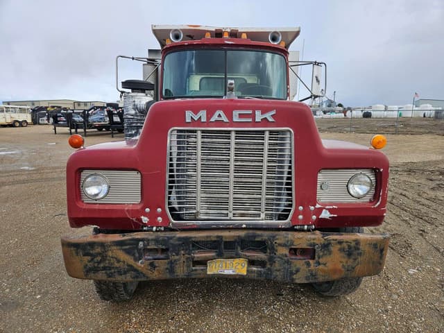 Image of Mack R equipment image 2