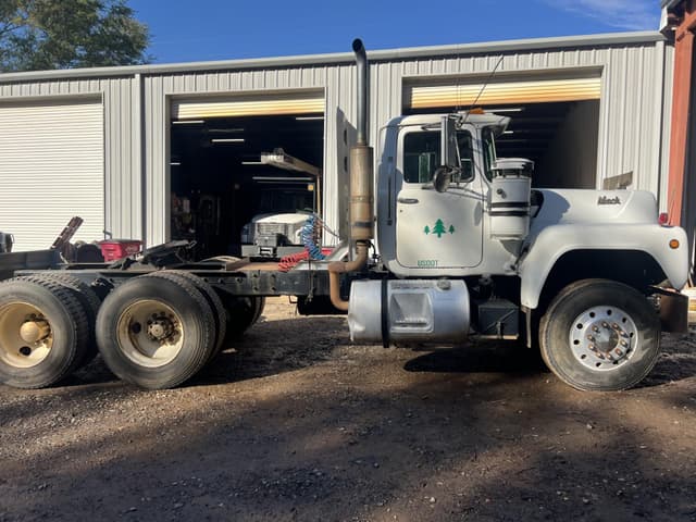 Image of Mack R Series equipment image 3