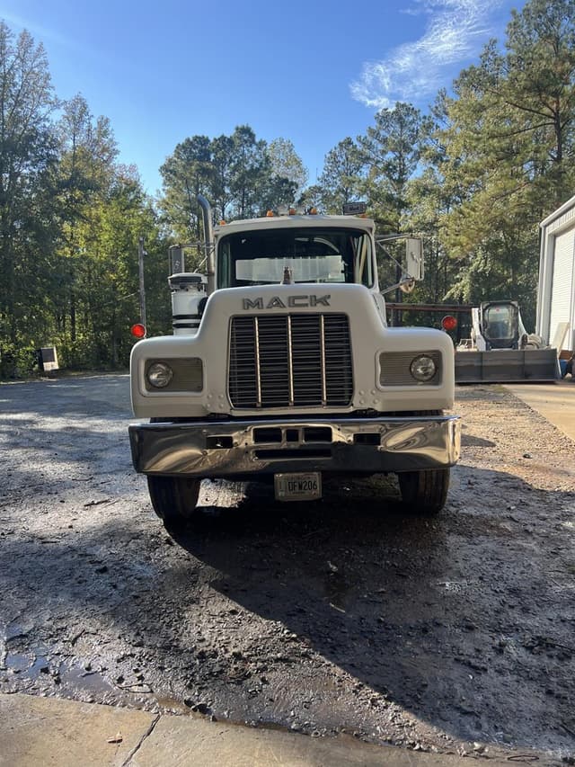 Image of Mack R Series equipment image 2