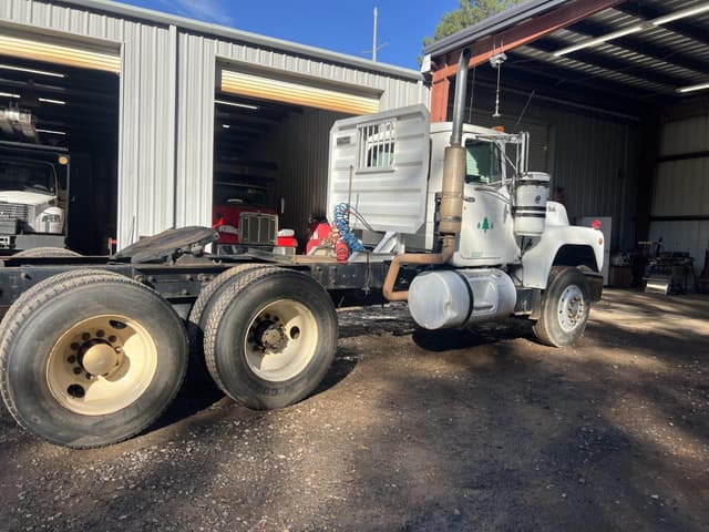 Image of Mack R Series equipment image 4