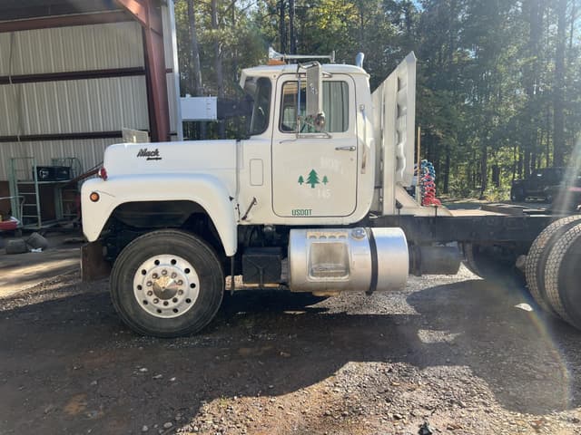 Image of Mack R Series equipment image 1