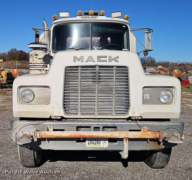 Image of Mack R688ST equipment image 1