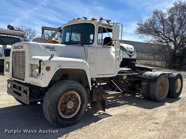 1988 Mack R690ST Equipment Image0