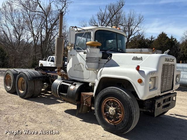 Image of Mack R690ST equipment image 2