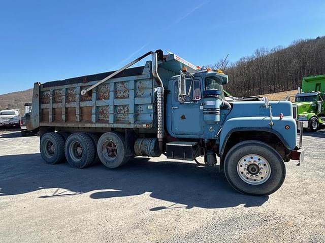 Image of Mack RD690S equipment image 2