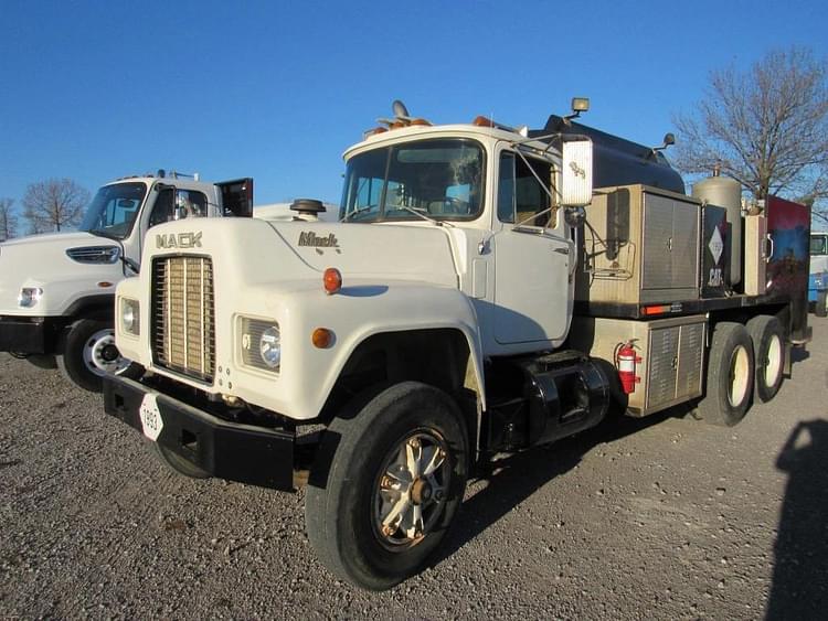 1988 Mack RD690S Equipment Image0