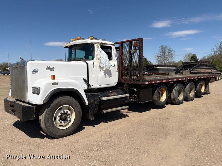 1988 Mack RW713 Equipment Image0