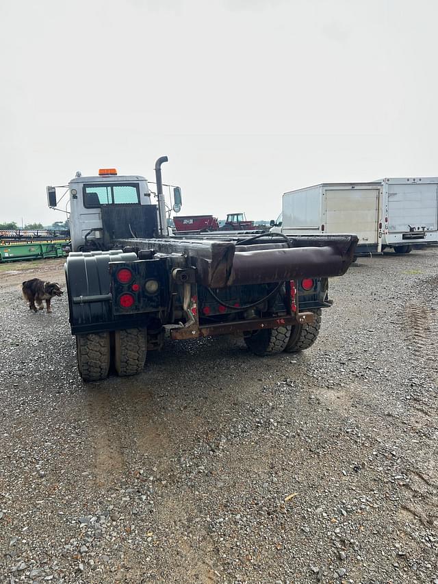 Image of Mack Undetermined equipment image 3