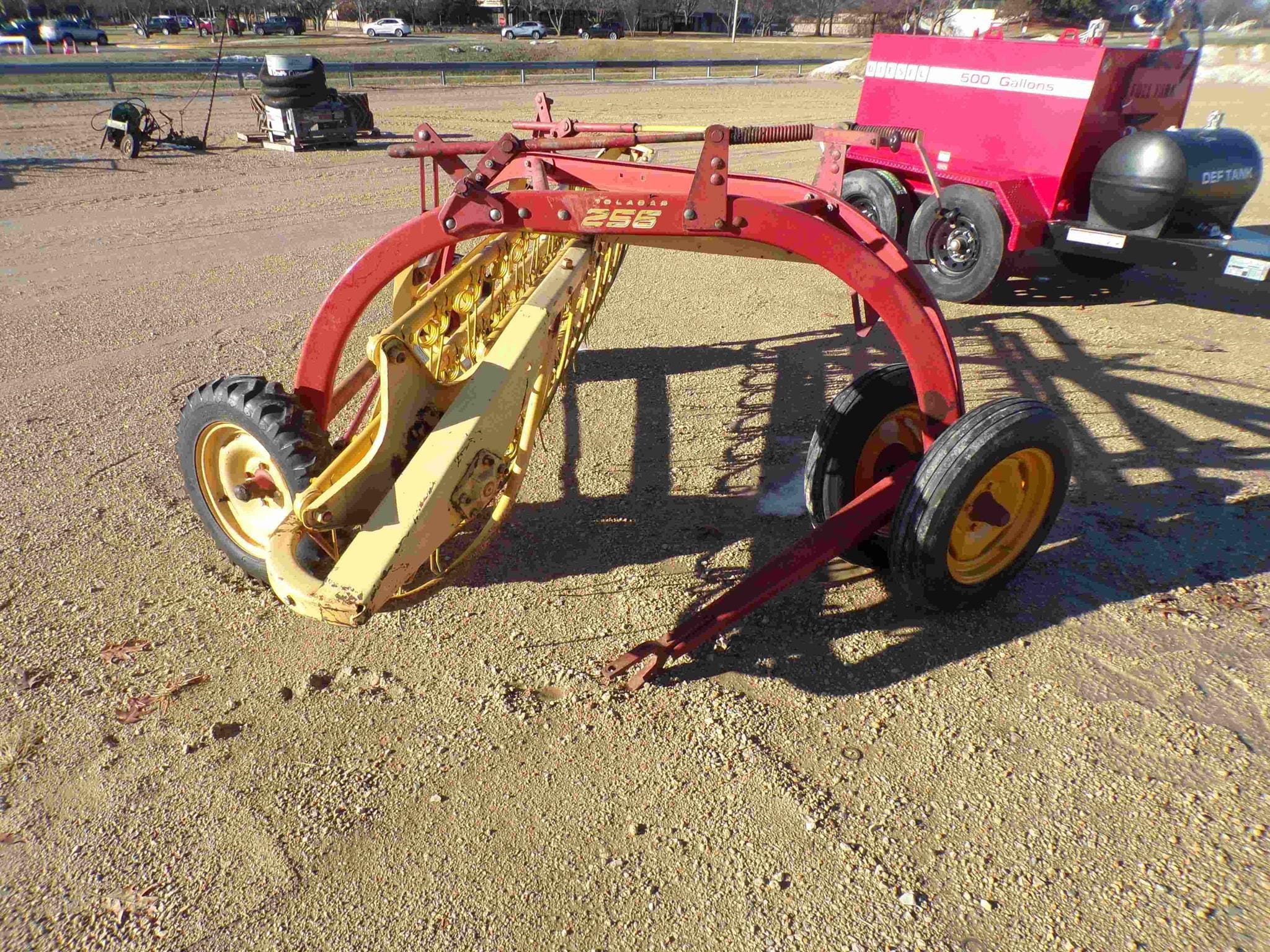 1988 New Holland Rolabar 256 Equipment Image0