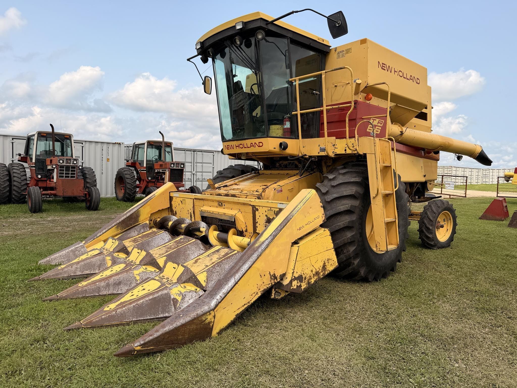 1988 New Holland TR86 Equipment Image0