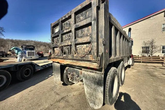 Image of Peterbilt 379 equipment image 4