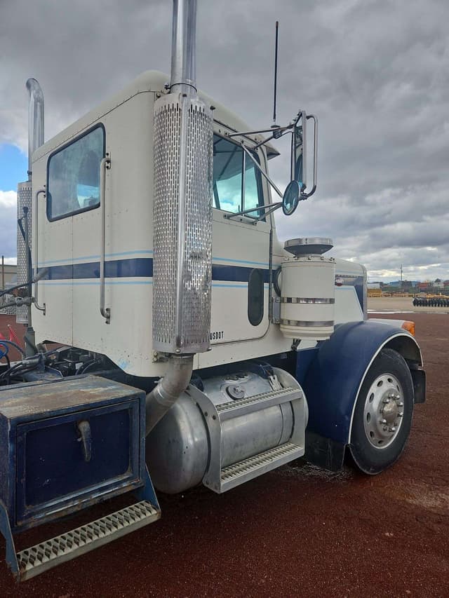 Image of Peterbilt 379 equipment image 4
