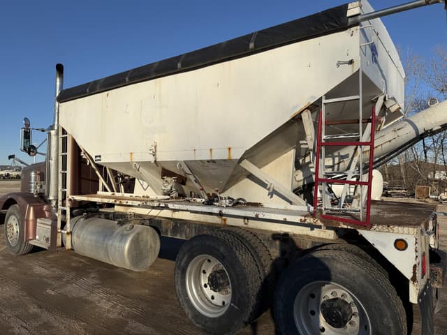 Image of Peterbilt 377 equipment image 4