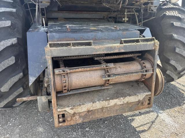 Image of Gleaner R60 equipment image 4