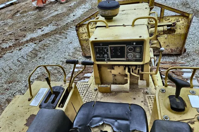 Image of Caterpillar D5H equipment image 4
