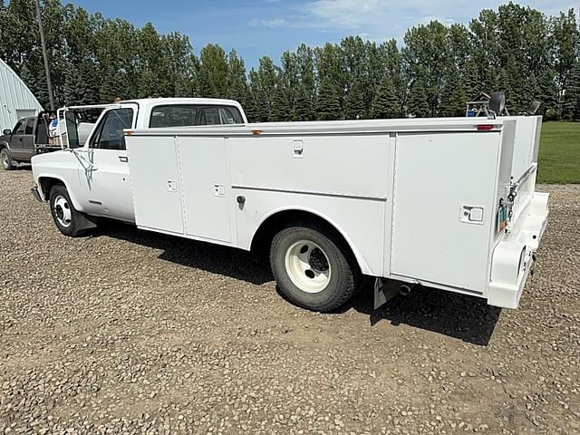 Image of Chevrolet 3500 equipment image 2