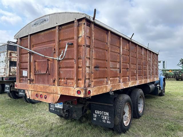 Image of Chevrolet C65 equipment image 1