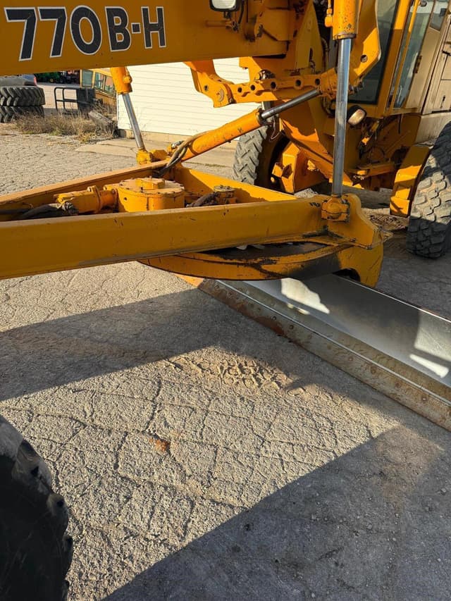 Image of John Deere 770BH equipment image 2